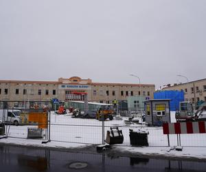 Nowy plac przed dworcem prawie gotowy. Kiedy zostanie otwarty?