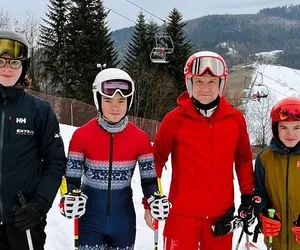 Prezydent Andrzej Duda na nartach szusował z dziećmi. Zobacz zdjęcia