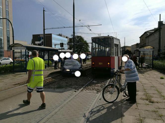 Wypadek na rondzie Jagiellonów w Bydgoszczy. Ruch tramwajów wstrzymany! [ZDJĘCIA]