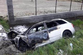 Audi uderzyło w przepust i stanęło w ogniu. Autem podróżowało dwóch 19-latków [ZDJĘCIA]
