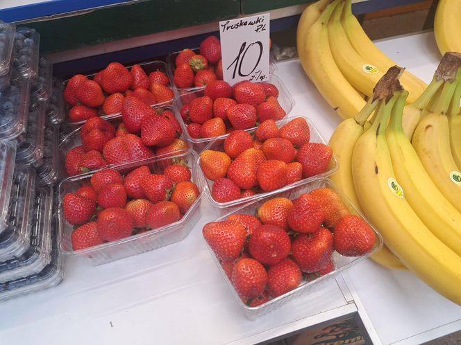 Ceny truskawek na Starym Kleparzu w Krakowie