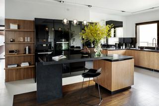 Projekt kuchni: kolor czarny elementem obowiązkowym w kuchni  w stylu nowoczesnym. Zdjęcia!