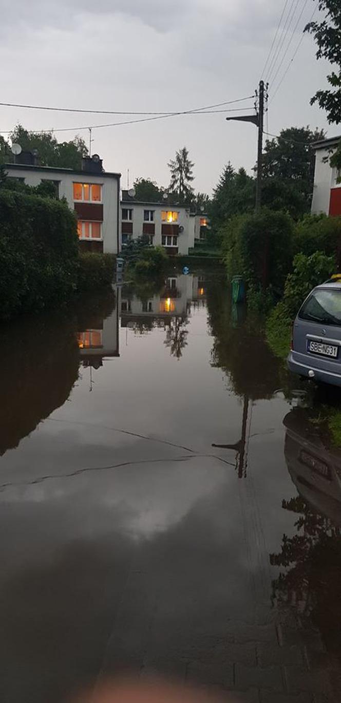 Krajobraz po burzach i ulewach na Śląsku i w Zagłębiu. Zalało ulice Czeladzi, Bytomia, Rudy Śląskiej [ZDJĘCIA,WIDEO]