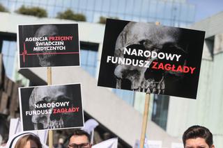 Kilkadziesiąt osób spało pod siedzibą Morawieckiego! Protest medyków