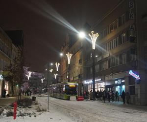 Świąteczne iluminacje w Olsztynie zachwycają. Prawdziwą „gwiazdą” jest choinka na starówce [ZDJĘCIA]