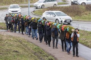 W Gdańsku stanęła 20-metrowa palma wielkanocna. Zrobili ją „gdańscy górale”. Waży 300 kilogramów [GALERIA]