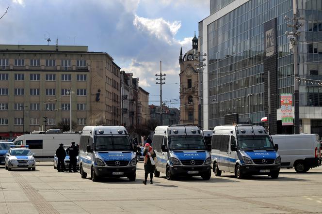 Ponad 150 osób na marszu antycovidowców w Katowicach. Domagali się m.in. całkowitego zniesienia restrykcji. Policja nakładała mandaty [ZDJĘCIA]