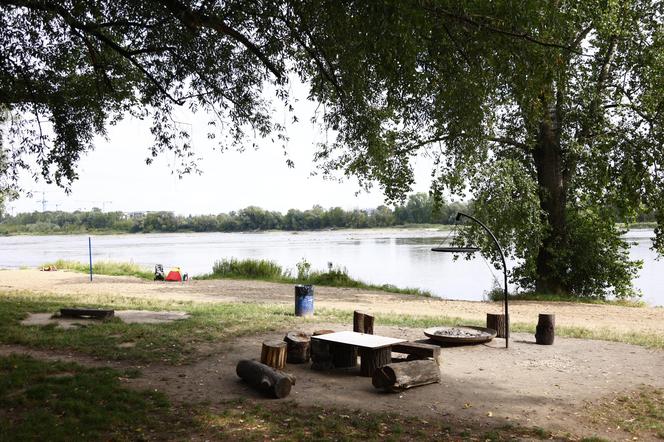 Plaża na Żoliborzu – ławki i stoliki