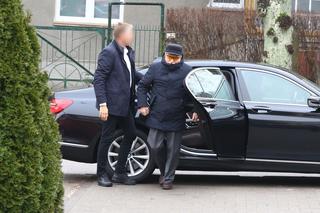 Lech Wałęsa wybrał się do kościoła w ostatni dzień 2023. roku. Tyle dał dziewczynce pod kościołem