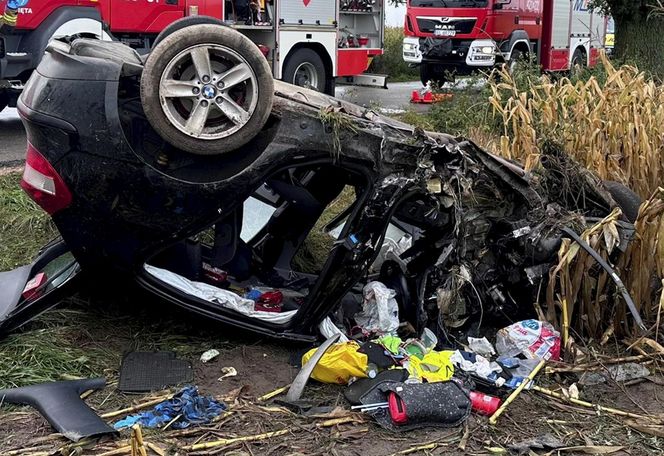 Śmiertelny wypadek pod Kutnem. Kierujący BMW dachował na prostym odcinku drogi [ZDJĘCIA]