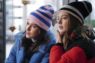 Barwy szczęścia, odcinek 2827: Madzia (Natalia Sierzputkowska), Oliwka (Wiktoria Gąsiewska)