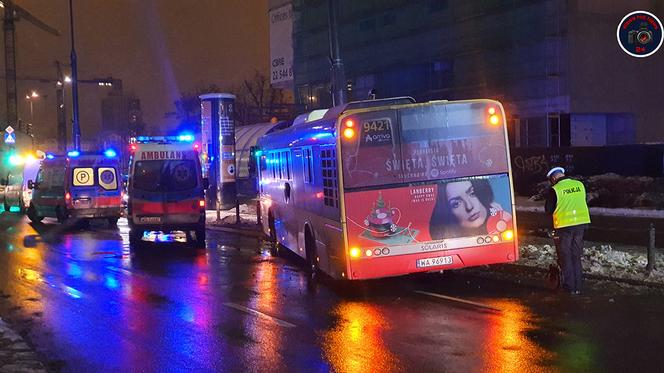 Autobus miejski uderzył w słup
