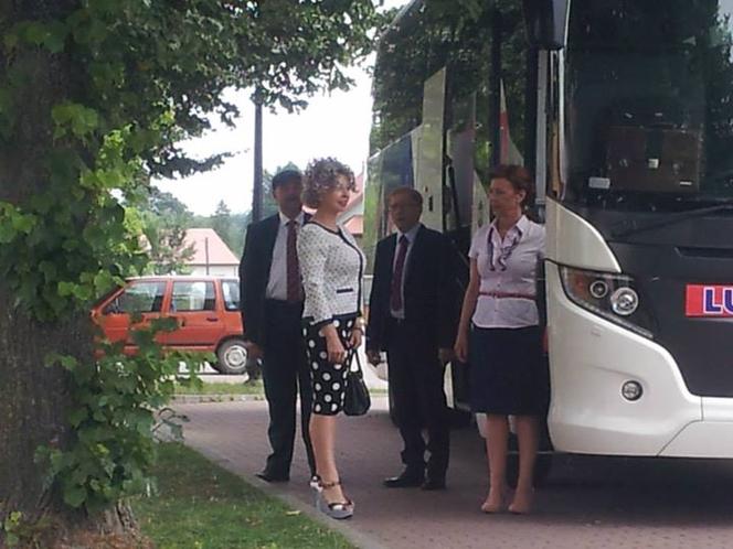 Ranczo 9 sezon za kulisami. Halina (Violetta Arlak), Czerepach (Artur Barciś), senator Kozioł (Cezary Żak), Lodzia (Magdalena Kuta)