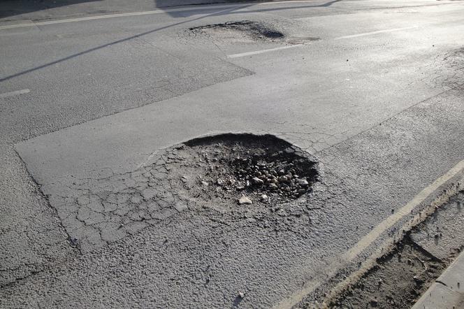 Dziury w jezdni to zmora kierowców - teraz mogą przyczynić się do ich znikania