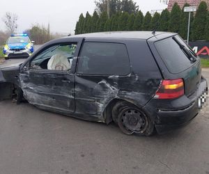 Rozwalił autem ogrodzenie i budynek. Młody kierowca jechał za szybko