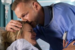 	M jak miłość odc. 1695. Julia (Marta Chodorowska), Andrzej Budzyński (Krystian Wieczorek)