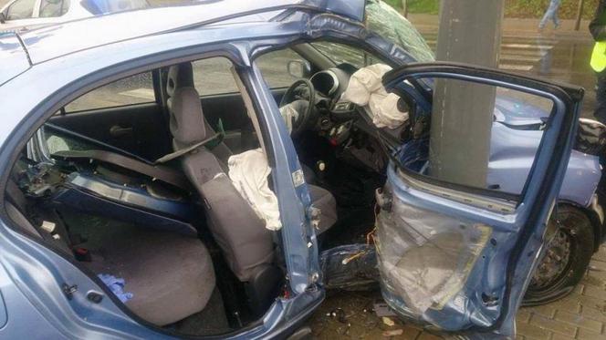Wypadek na ul. Hlonda – nissan uderzył w słup sygnalizacji świetlnej