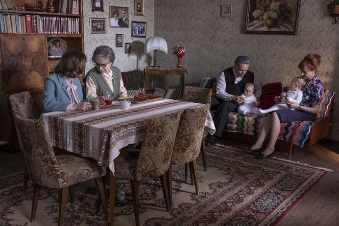 Stulecie Winnych 3 odc. 37. Mania (Magdalena Walach), Basia (Kamila Bujalska), Andzia (Barbara Wypych), Stanisław (Jan Wieczorkowski)