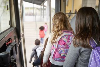 Nauczycielka wysadziła dzieci w „szczerym polu”. Rodzice byli przerażeni