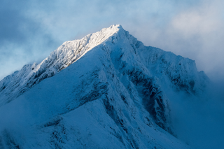 Drugi stopień zagrożenia lawinowego w Tatrach. Służby ostrzegają przed trudnymi warunkami 