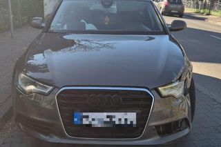 Samochód osobowy uderzył w budynek, kierowca w szpitalu