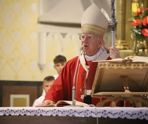 Abp Jędraszewski do bierzmowanych: Miłujcie wszystkich ludzi, jak Pan Jezus, który dla was stał się ubogim