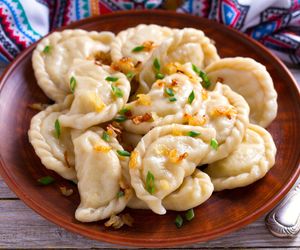 Przepis na pierogi z tartymi ziemniakami. Pyszny i aromatyczny obiad za grosze 