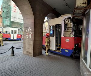 Bydgoszcz. Tramwaj wykoleił się i uderzył w budynek. Ogromne utrudnienia w ruchu [ZDJĘCIA]. 