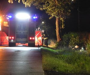 Roztrzaskał się mercedesem na drzewie. Nie miał żadnych szans