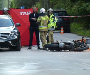 Koszmar na drodze w Konstancinie. Kawasaki zderzyło się z porsche i mercedesem. Nie żyje 21-latka