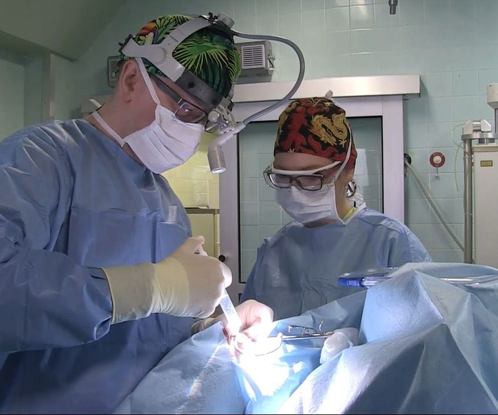 Dziewiąty odcinek serialu dokumentalnego Fokus TV Sala operacyjna kamera podgląda pracę lekarzy na oddziale laryngologicznym.