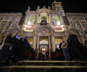 Tłumy w Watykanie. Wierni oddają hołd papieżowi Franciszkowi