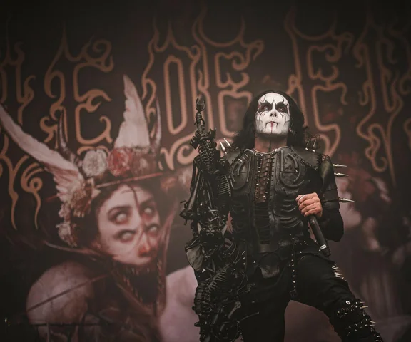 Lider Cradle of Filth oświadczył się na scenie w trakcie festiwalu