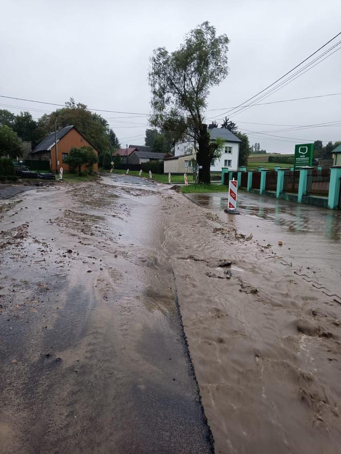 Ulewy, podtopienia, wysoki stan rzek. Świętokrzyskie. Coraz więcej interwencji strażaków 