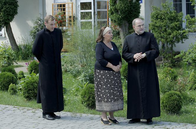Ranczo 8 sezon. Ksiądz (Cezary Żak), Michałowa (Marta Lipińska), wikary Maciej (Mateusz Rusin)