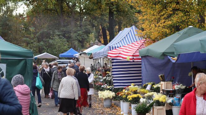 Trwają ostatnie przygotowania. Lublinianie sprzątają groby na 1 listopada