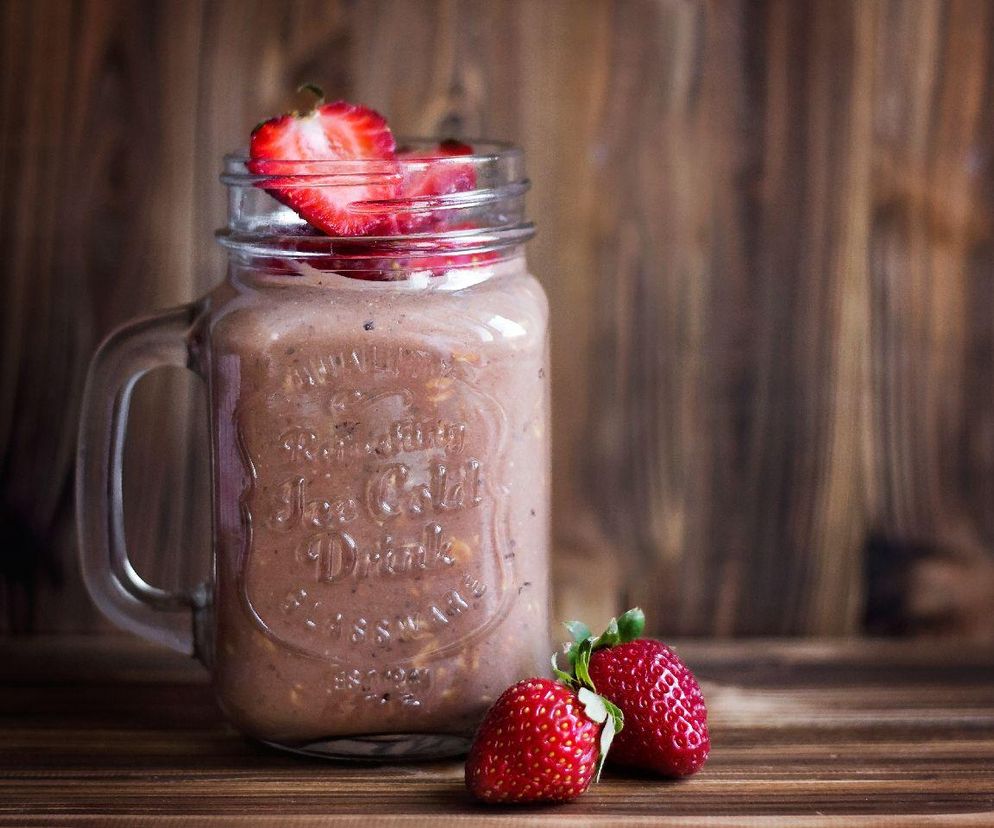 koktajl z maślanki z bananem i kakao