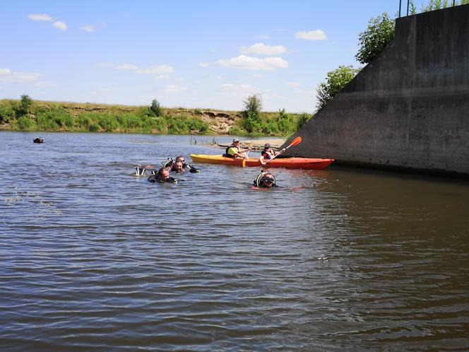 Posprzątali Narew w Łomży! Co płetwonurkowie wyłowili z rzeki? [FOTO]