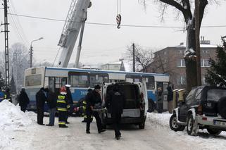 Sączów: Sanki wjechały pod autobus. 10-latek nie żyje, 8-latka w stanie ciężkim