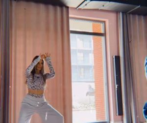 Małgorzata Rozenek-Majdan ćwiczy kocie ruchy na parkiecie. Na razie bardziej lwiątko niż pantera!