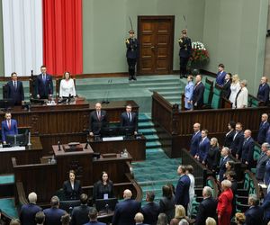 Ten polityk wyszedł z zaprzysiężenia karola Nawrockiego tuż po hymnie! Nie chciał słuchać orędzia