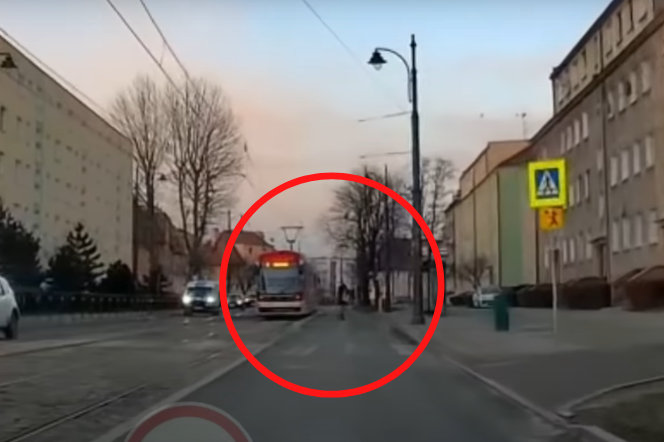 Gdańsk: Kobiecie uciekł tramwaj. Pomógł jej inny kierowca. Nagranie podbija internet! [WIDEO]