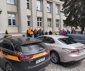 Konferencja prasowa hutników przed Ministerstwem Przemysłu w Katowicach