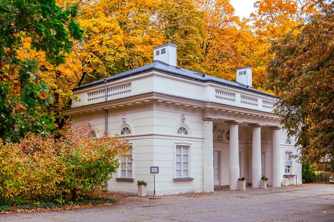 Łazienki Królewskie w Warszawie jesienią