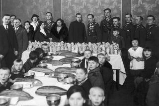 Wigilia dla najbiedniejszych dzieci z Żoliborza zorganizowane przez 30 Pułk Strzelców Kaniowskich w Warszawie (1934)