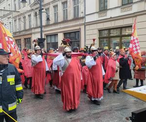 Kolorowy Orszak Trzech Króli w Łodzi. W centrum miasta pojawiło się mnóstwo osób [ZDJĘCIA]