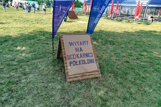 Skoki przez skakankę, gra w zośke i gumę. Piknik (Bez)karna półkolonia odbył się na Borkach 