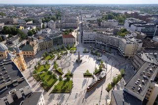 Modernizację łódzkiego Placu Wolności krytykowano za brak szacunku dla dziedzictwa i zieleń zasłaniającą zabytki. Filip Springer przekonuje, że teraz to lepsze miejsce