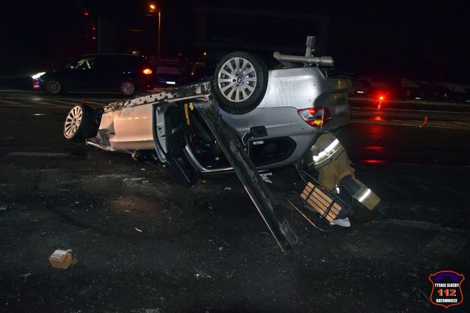 Tychy: Kompletnie pijany kierowca BMW skosił znaki drogowe i latarnię, a potem dachował