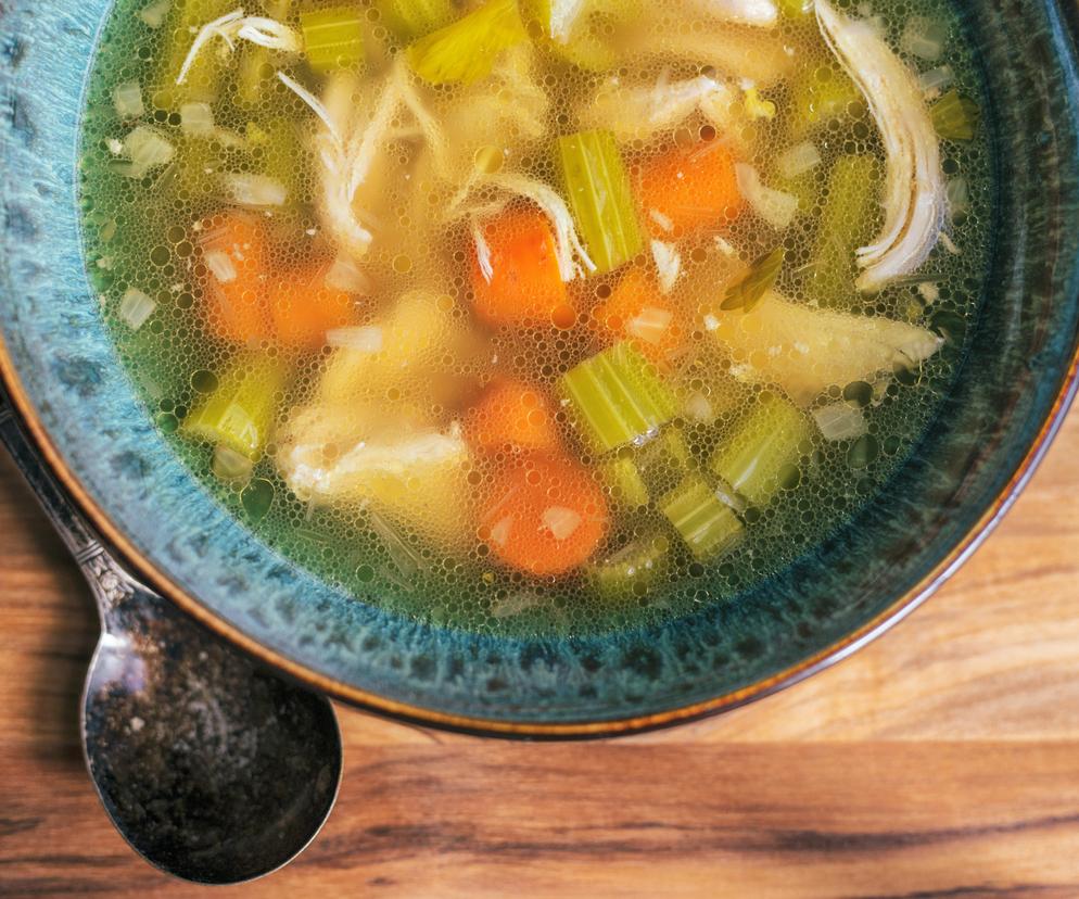 Rosołek postawi cię na nogi. Ekspert mówi, ile w tym prawdy